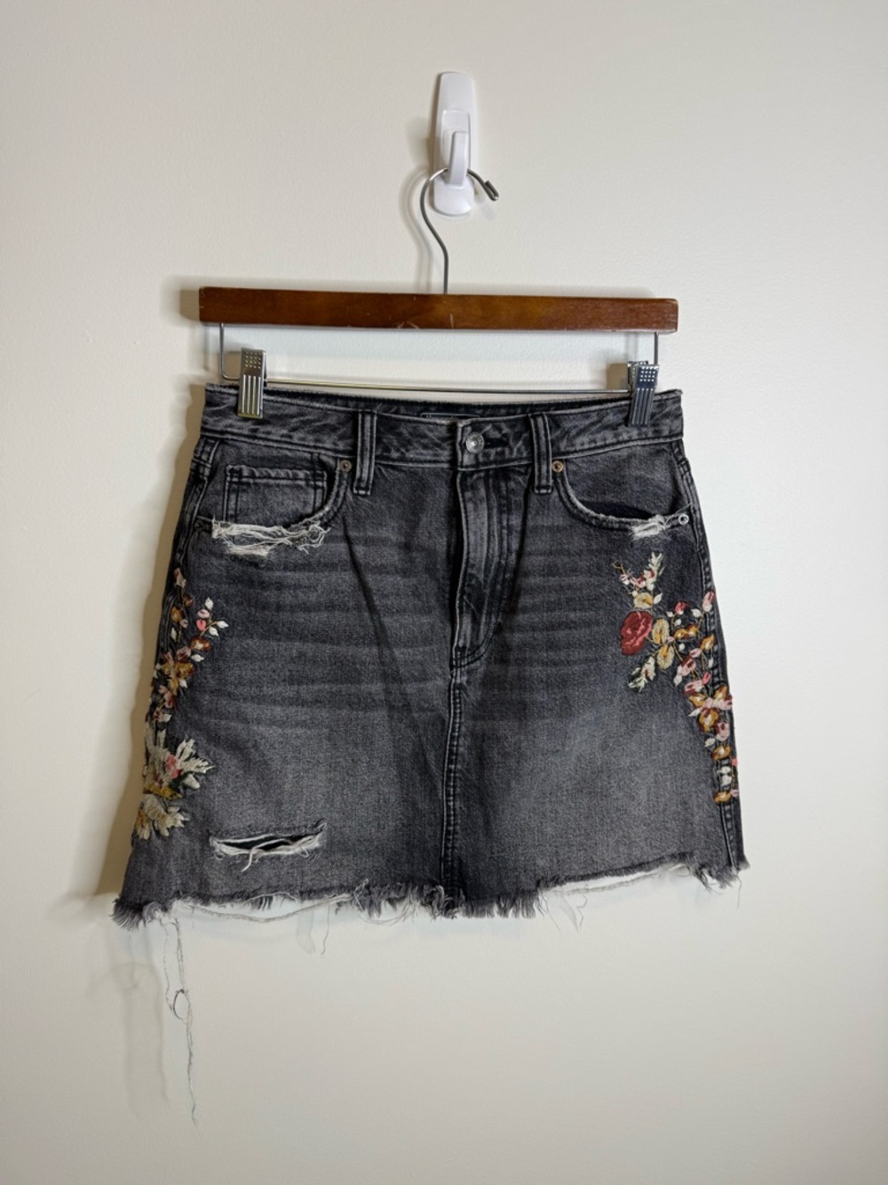 ABERCROMBIE & FITCH Embroidered Floral Short Denim Skirt Jean size 28